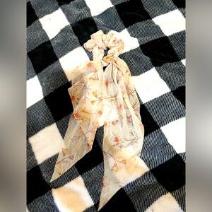 Super cute scrunchie hair tie.